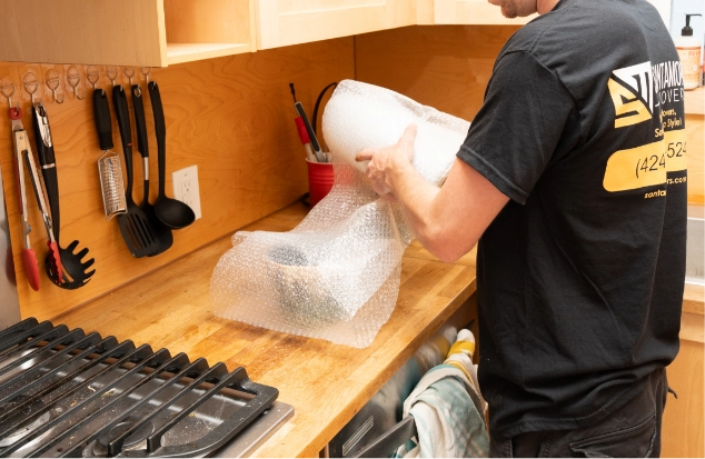 Mover bubble wrapping items